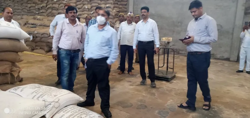 अयोध्या : खाद्य आयुक्त ने परखी सार्वजनिक वितरण प्रणाली, गोदाम का किया निरीक्षण