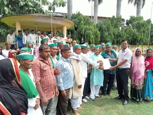 अयोध्या : एमएसपी समेत कई मांगों को लेकर किसान मोर्चा ने किया प्रदर्शन, सौंपा पीएम को सम्बोधित ज्ञापन