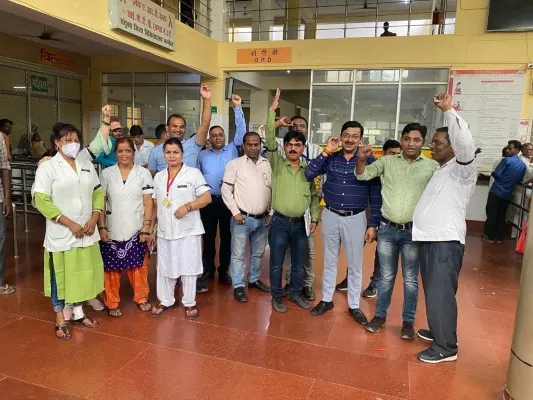 लखनऊ : स्वास्थ्य कर्मियों के स्थानान्तरण रोकने को लेकर बड़े आन्दोलन की तैयारी,आज दिखी झलक
