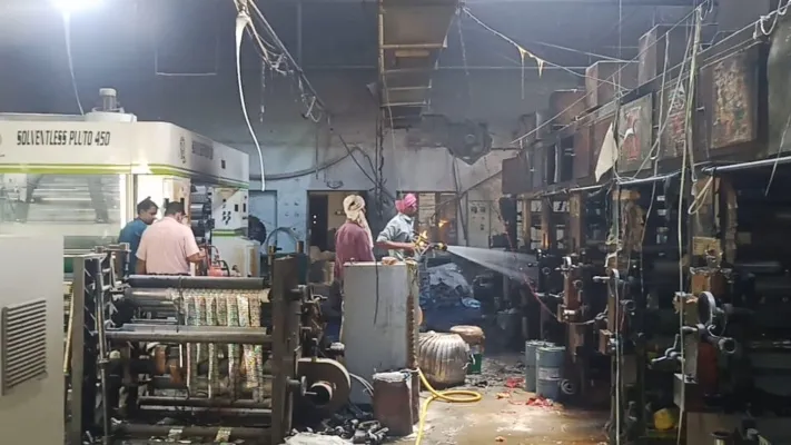 फतेहपुर : फैक्टरी में लगी आग, एक कर्मचारी झुलसा