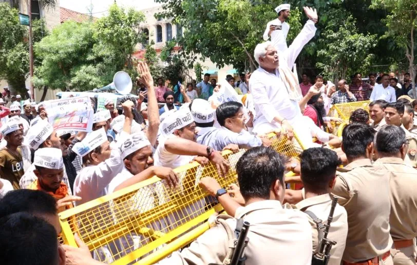 शाहजहांपुर: आटा-दाल पर भी महंगाई के विरोध में आप कार्यकर्ताओं ने सड़कों पर किया प्रदर्शन, पुलिस को लगानी पड़ी बैरिकेडिंग