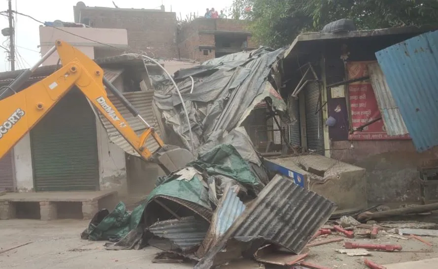 बरेली: सनी के हत्यारोपी जीशान के अवैध होटल और गोदाम पर चला बुलडोजर