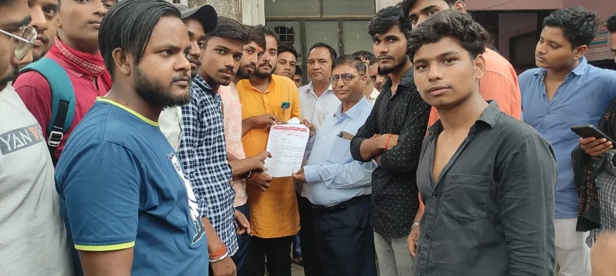 बहराइच : एबीवीपी ने डीआईओएस कार्यालय में दिया धरना, उठाई यह बड़ी मांग