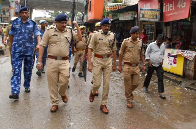 बरेली: सावन के दूसरे सोमवार को एडीजी जोन ने पुलिस अफसरों के साथ किया फ्लैग मार्च