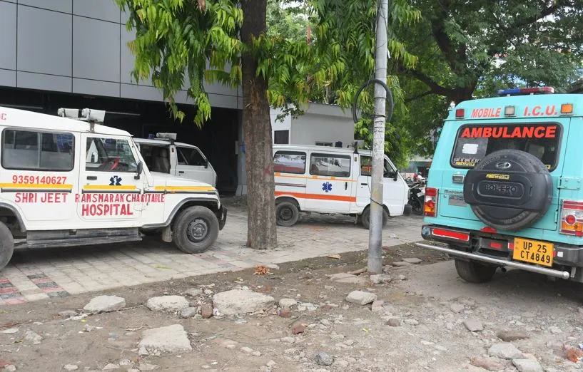बरेली: दिल्ली से 40 से 50 हजार में खरीदी कबाड़ गाड़ी और बना दी एंबुलेंस