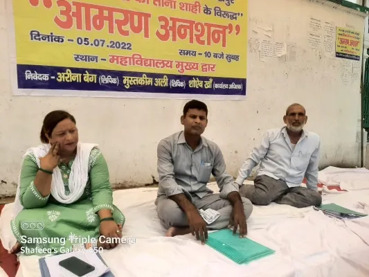 गोरखपुर : अपर नगर मजिस्ट्रेट के आश्वासन के बाद समाप्त हुआ कॉलेज कर्मियों का आमरण अनशन