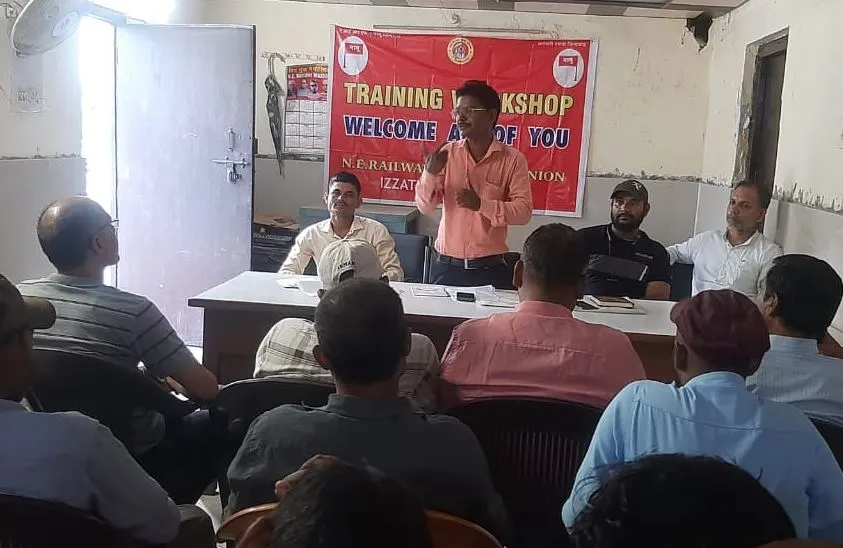 बरेली: एनई रेलवे मजदूर यूनियन ने किया एजुकेशन प्रोग्राम का आयोजन