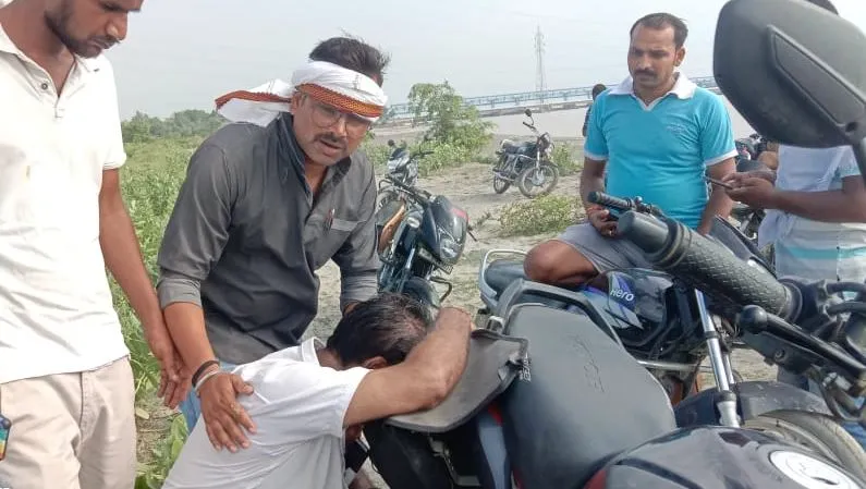 लखीमपुर-खीरी: लापता दो दोस्तों की साइफन किनारे मिली बाइक और कपड़े
