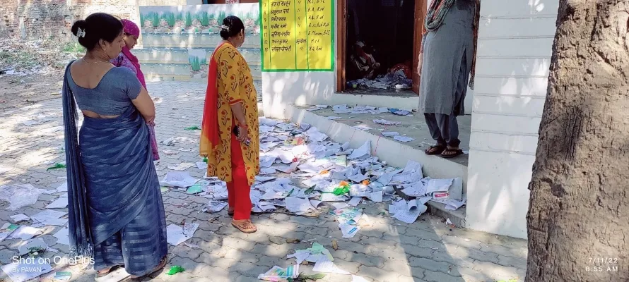 अयोध्या : कंपोजिट विद्यालय में चोरी, अभिलेख फाड़ कर फेंके