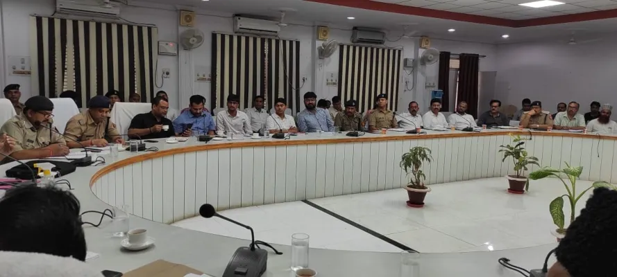 अयोध्या : सांप्रदायिक सौहार्द बिगाड़ने वालों पर रखी जाएगी नजर, डीएम ने दिए निर्देश