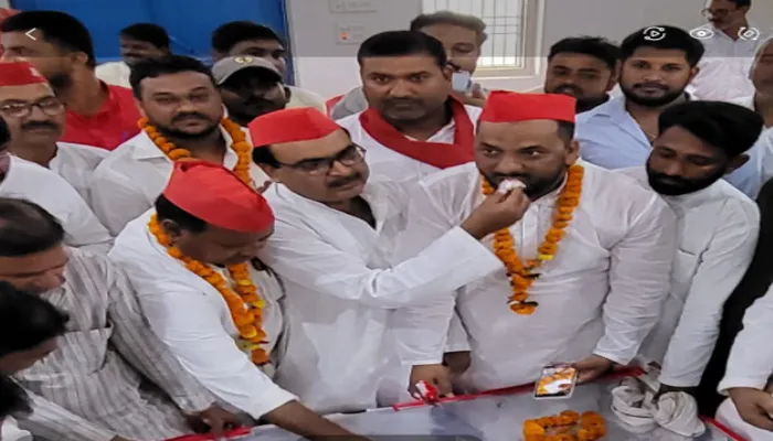 अयोध्या: धूमधाम से मनाया गया अखिलेश यादव का जन्मदिन