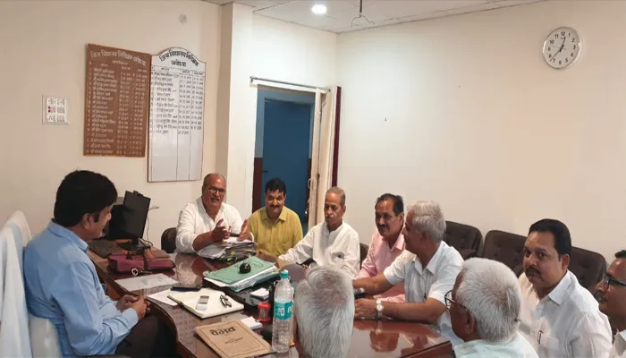 अयोध्या: वेतन संकट को लेकर शिक्षक लामबंद, DIOS ने शुक्रवार तक का दिया आश्वासन
