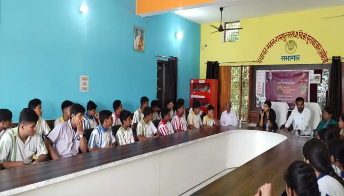 अयोध्या: शहरी विद्यार्थियों को पसंद आया पंचायत भवन का पुस्तकालय, बच्चों ने की प्रशंसा