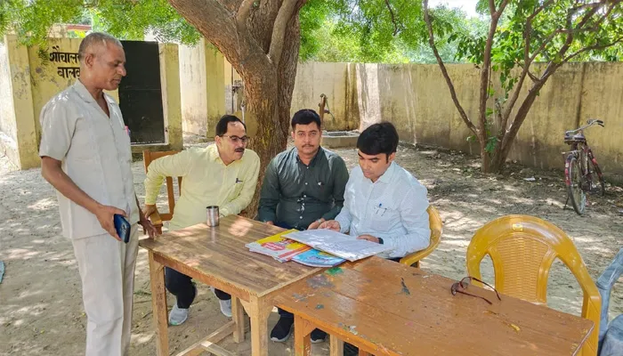 अयोध्या: बीडीओ को निरीक्षण में अनुचर मिला गैरहाजिर, स्कूल में महज 53 बच्चे ही उपस्थित
