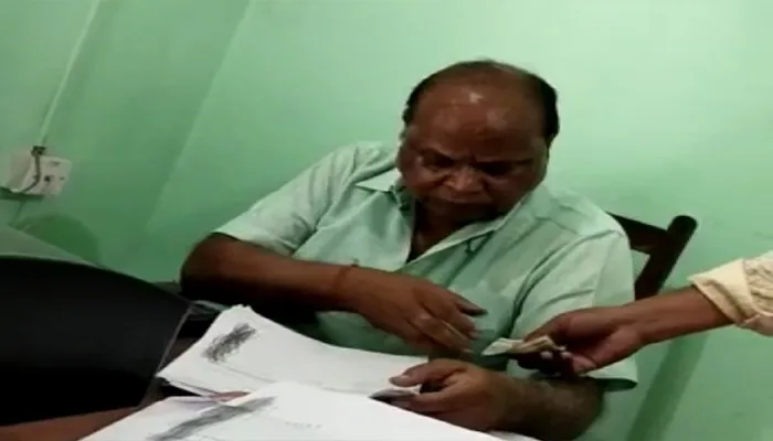 अयोध्या: RTO ऑफिस में पहले चढ़ावा चढ़ाओ फिर काम कराओ! भ्रष्टाचार के खिलाफ सीएम को भेजी शिकायत