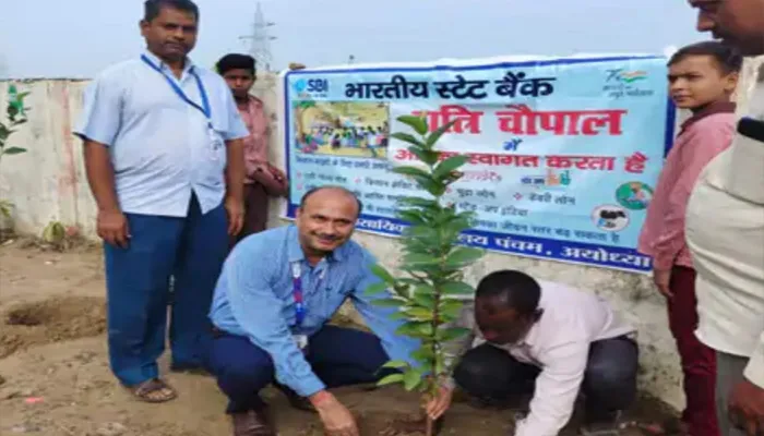 अयोध्या: SBI ने गांव में लगाई रात्रि चौपाल, मौजूद रहे ग्रामीण और किसान