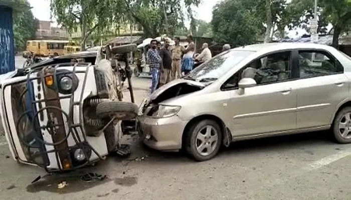 अयोध्या: स्कूली बच्चों की ऑटो को कार ने टक्कर मारी, छह बच्चे घायल