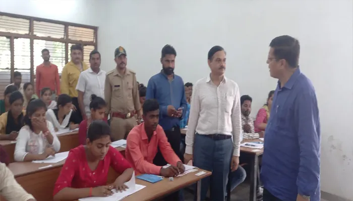 अयोध्या: निगरानी के बीच शुरू हुए बीएड प्रवेश एग्जाम, 942 परीक्षार्थी ने छोड़ी परीक्षा
