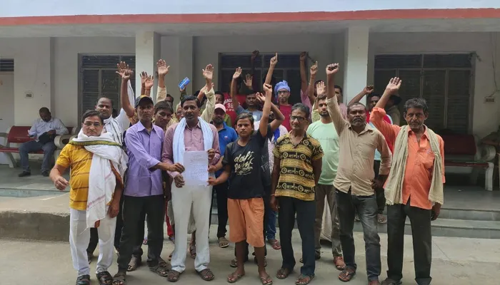 अयोध्या: नहीं मिले डीएम, व्यापारियों ने एआरओ को ज्ञापन सौंप वादा खिलाफी का लगाया आरोप