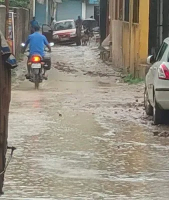 अयोध्या : जोरदार बारिश के बाद चोक हुई नालियां, घरों में घुसा पानी