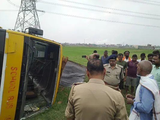 गोरखपुर : बच्चों को स्कूल ले जा रही बस पलटी, बाल-बाल बचे मासूम