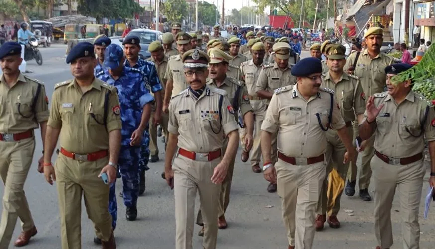 बरेली: आगामी सावन के त्योहार को लेकर एडीजी, आईजी और एसएसपी ने किया फ्लैग मार्च, ट्रैफिक व्यवस्था दुरुस्त कराने के भी दिए निर्देश