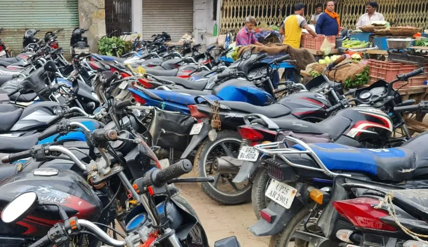 बरेली: ऐलन क्लब सब्जी मंडी के बाहर अवैध स्टैंड लगाकर उगाही कर रहे ठेकेदार, विरोध करने पर करते हैं मारपीट
