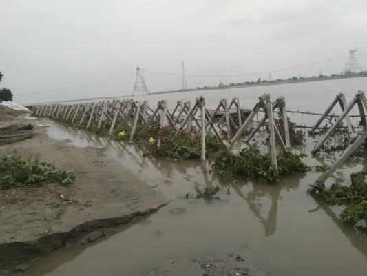 अयोध्या : बाढ़ में कटान रोकने को मिले 2.42 करोड़, प्रशासन ने नहीं किया बचाव का कोई इंतजाम
