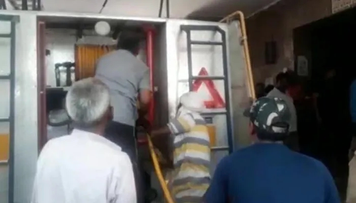 बहराइच: मेडिकल कॉलेज के ओपीडी कक्ष की एसी में शार्ट सर्किट से लगी आग, मची अफरा तफरी