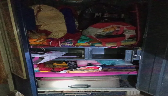 बहराइच: खिड़की के रास्ते घर में घुसे चोर, लाखों की चोरी