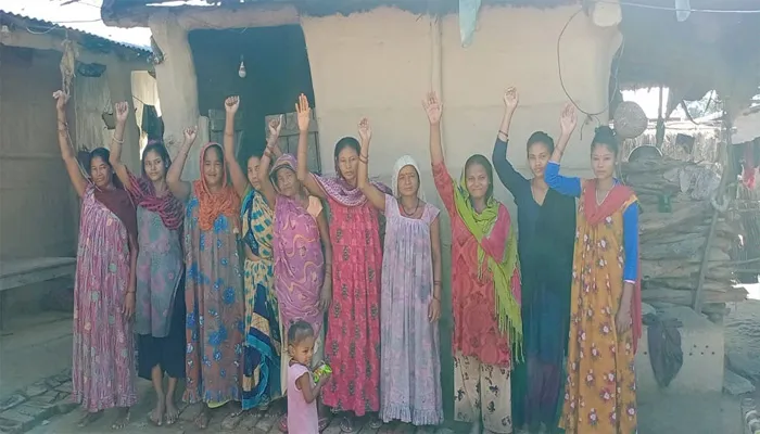 बहराइच: शराब बरामदगी के लिए दो लोगों को पुलिस ने उठाया, आदिवासी महिलाओं ने किया प्रदर्शन