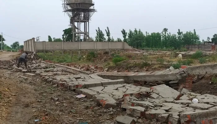 बहराइच: कमीशन के चक्कर में ब्लॉक कार्यालय से हुआ खेल, एक माह पूर्व गिरी थी बाउंड्रीवाल