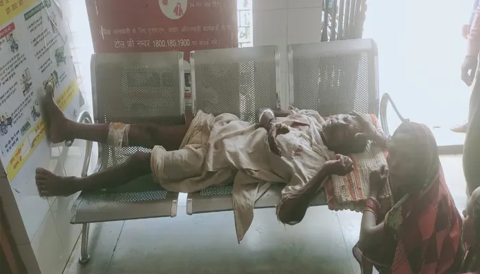 बहराइच: खेत में मवेशी जाने को लेकर वृद्ध की लाठियों से पिटाई, लहूलुहान