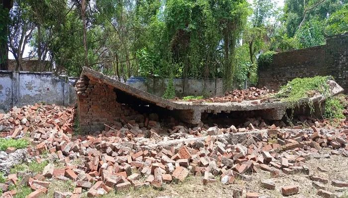 बहराइच: बारिश में खंड शिक्षा अधिकारी कार्यालय का निष्प्रयोज्य भवन गिरा