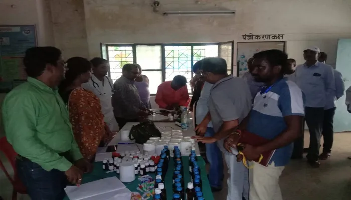 बहराइच: भकला प्रसव केंद्र में कम संख्या मिलने पर नाराज हुए CMO, किया निरीक्षण
