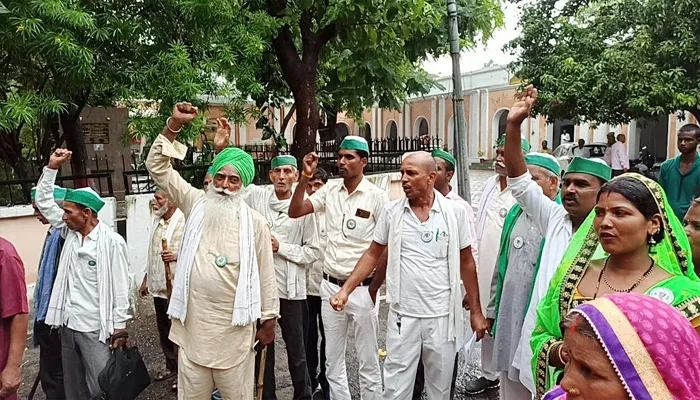 बहराइच: भाकियू टिकैत ने 15 सूत्रीय मांगों को लेकर कलेक्ट्रेट में किया प्रदर्शन