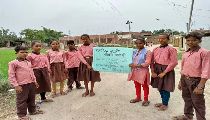 बहराइच: सिंगल यूज पॉलीथिन के दुष्प्रभाव से छात्रों ने ग्रामीणों को किया जागरूक, विद्यालय परिसर में लगाए पौधे