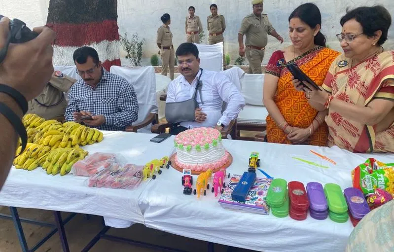 शाहजहांपुर: बैरक में कटा केक, महिलाओं ने मंगलगीत गाकर किया नृत्य