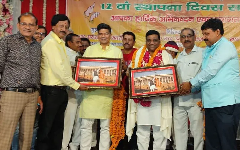 बरेली: बैंक्वेट हाल संचालकों ने स्थापना दिवस पर उठाया उत्पीड़न का मुद्दा, समारोह में मुख्य अतिथि और विशिष्ट अतिथि को किया गया सम्मानित