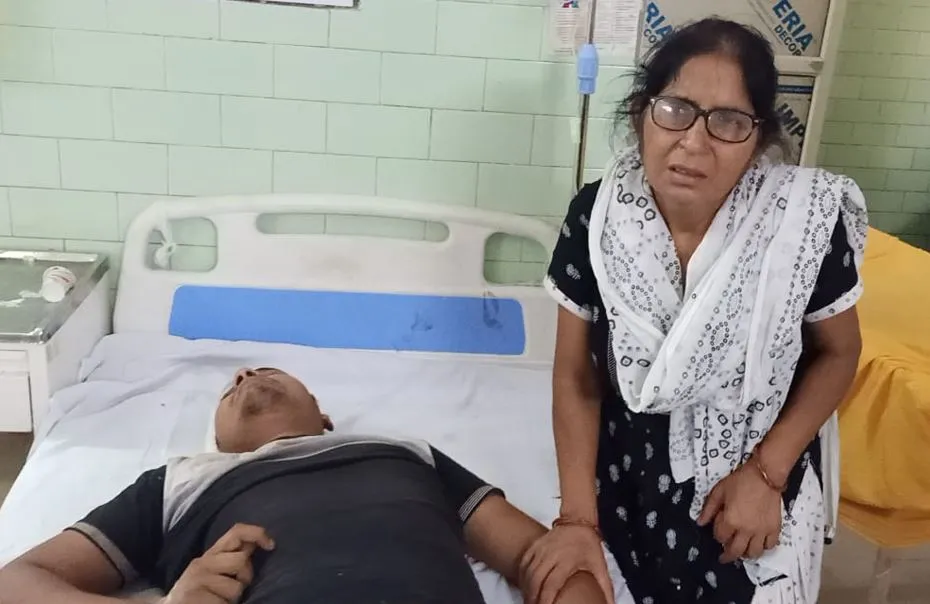 बरेली: बंदरों के हमले से छत से गिरा युवक, हालत गंभीर