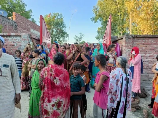 बाराबंकी : घायल पिता-पुत्र खतरे से बाहर, आरोपी के गले में अभी भी फंसी है गोली, जानें क्या है पूरा मामला