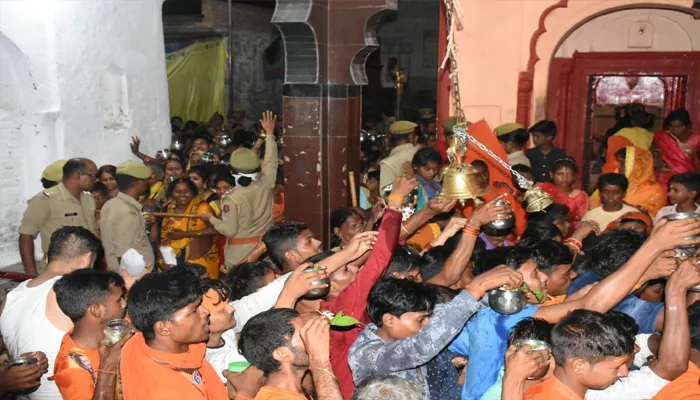 बाराबंकी: महादेवा में जलाभिषेक के लिए उमड़ा आस्था का सैलाब, बम बम भोले से गूंजा रास्ता