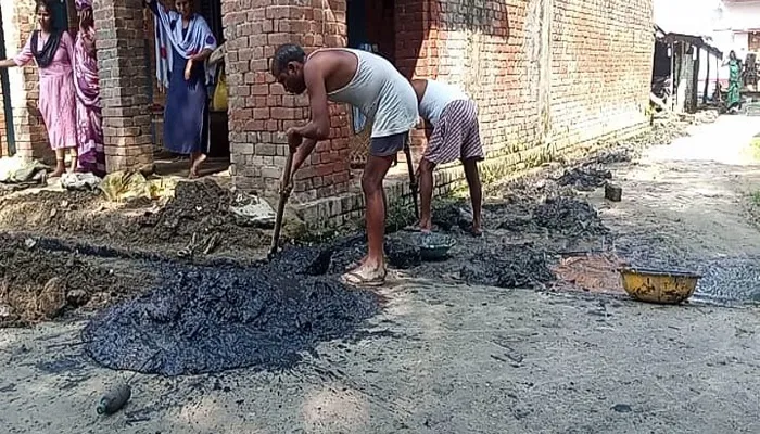 बाराबंकी: काफी समय से नहीं है सफाई कर्मी की तैनाती, कीचड़ से बज-बजा रही गलियां