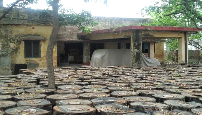 बाराबंकी: गोदाम बन गया जिला पंचायत के एएमए का आवास, ध्वस्त होती जा रही व्यवस्था