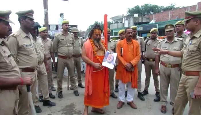 बाराबंकी: परमहंस ने जलाया असदुद्दीन ओवैसी का पोस्टर, कहा- आज पोस्टर जलाया है कल जिंदा जलाएंगे