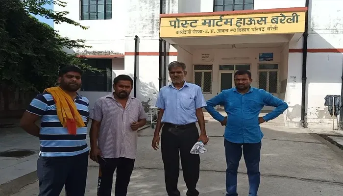 बरेली: इको कार और अज्ञात वाहन की टक्कर से कांवड़ की मौत, पत्नी बच्चे समेत आठ घायल