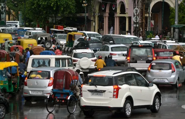 लखनऊ : भारी बारिश से जनजीवन अस्त व्यस्त, जाम में फंसे कई वाहन