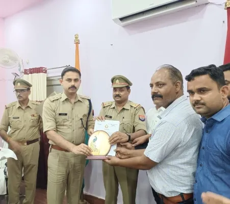 बाराबंकी : पुलिस अधीक्षक ने गुड वर्क के लिए थाने और पुलिसकर्मियों को दिया पुरस्कार, पढ़ें कौन हुआ सम्मानित