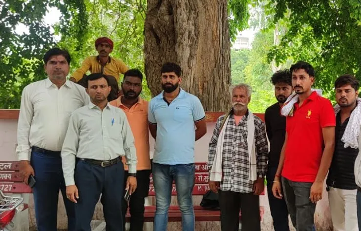 बदायूं: कैंटर और डीसीएम की टक्कर, चालक की मौत