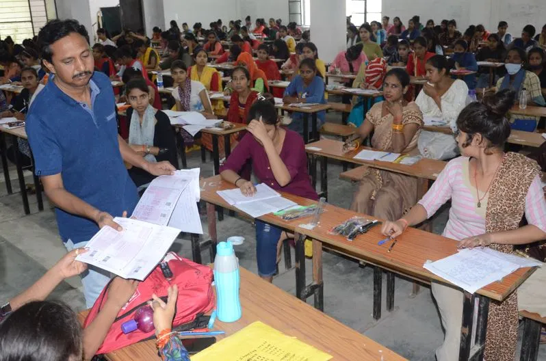 बरेली: कपड़ों में छिपाकर लाई नकल, तीन पकड़े